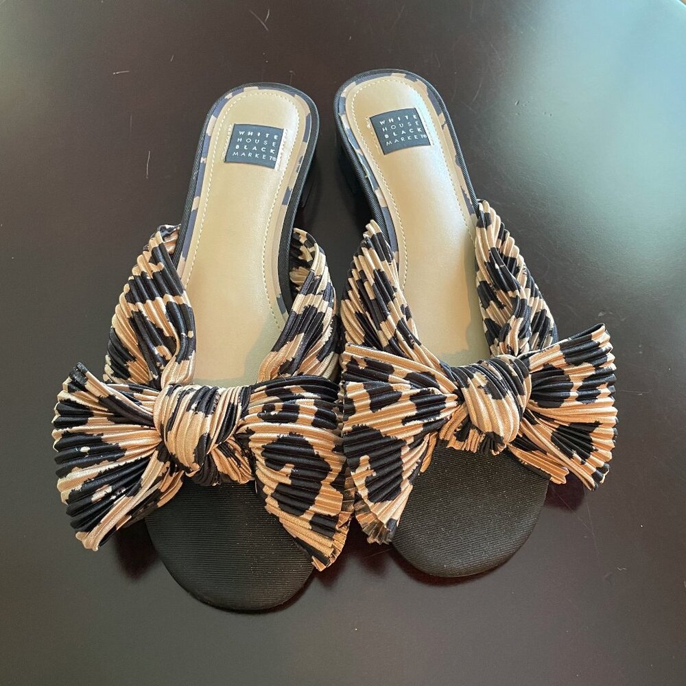 White House/Black Market Bow-Tie Size 7 Slides